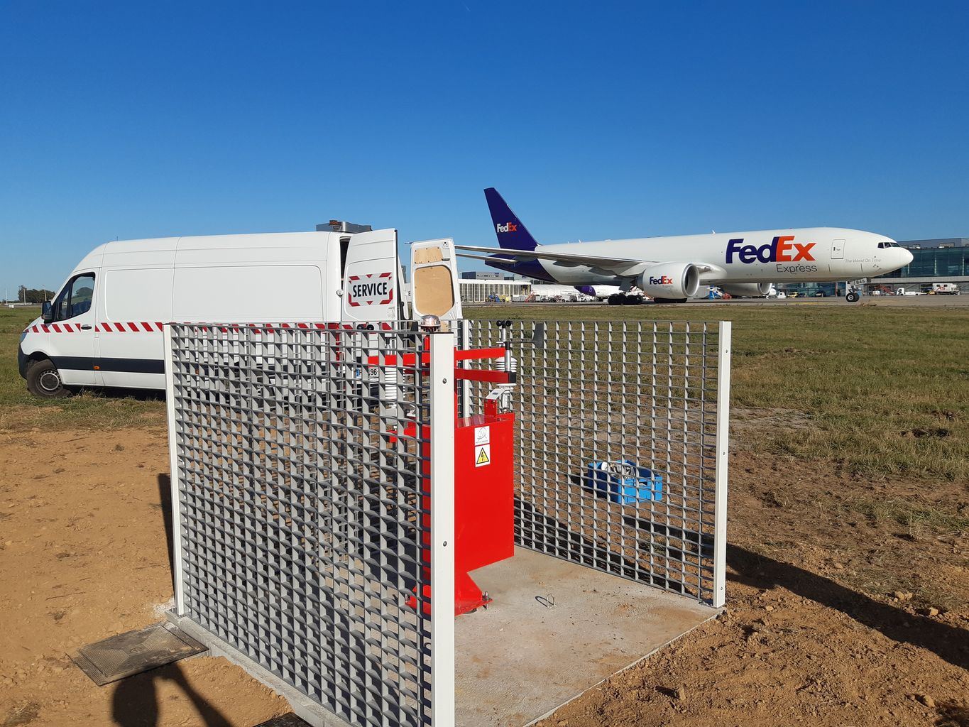 airport weather runway ice aero track sensor DRS511 IRS31 lufft boschung Vaisala groundcast
