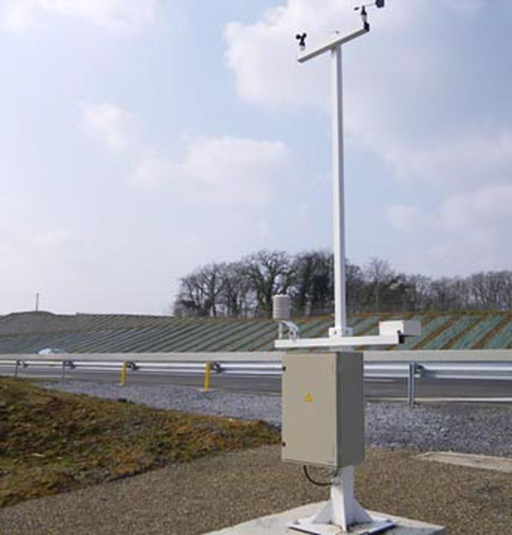 Station météorologique viabilité hivernale bord de route chaussée