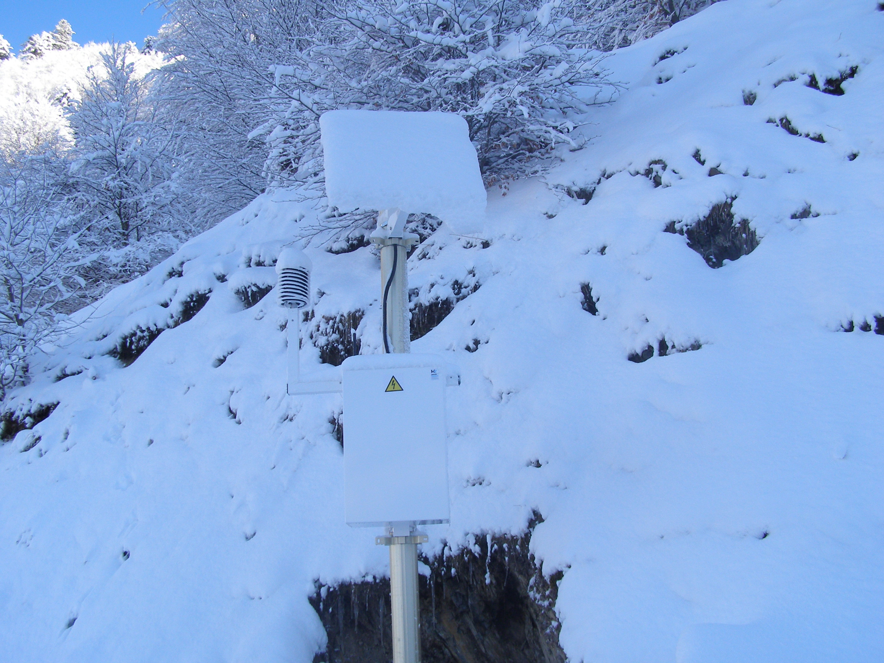 Station météorologique viabilité hivernale bord de route chaussée