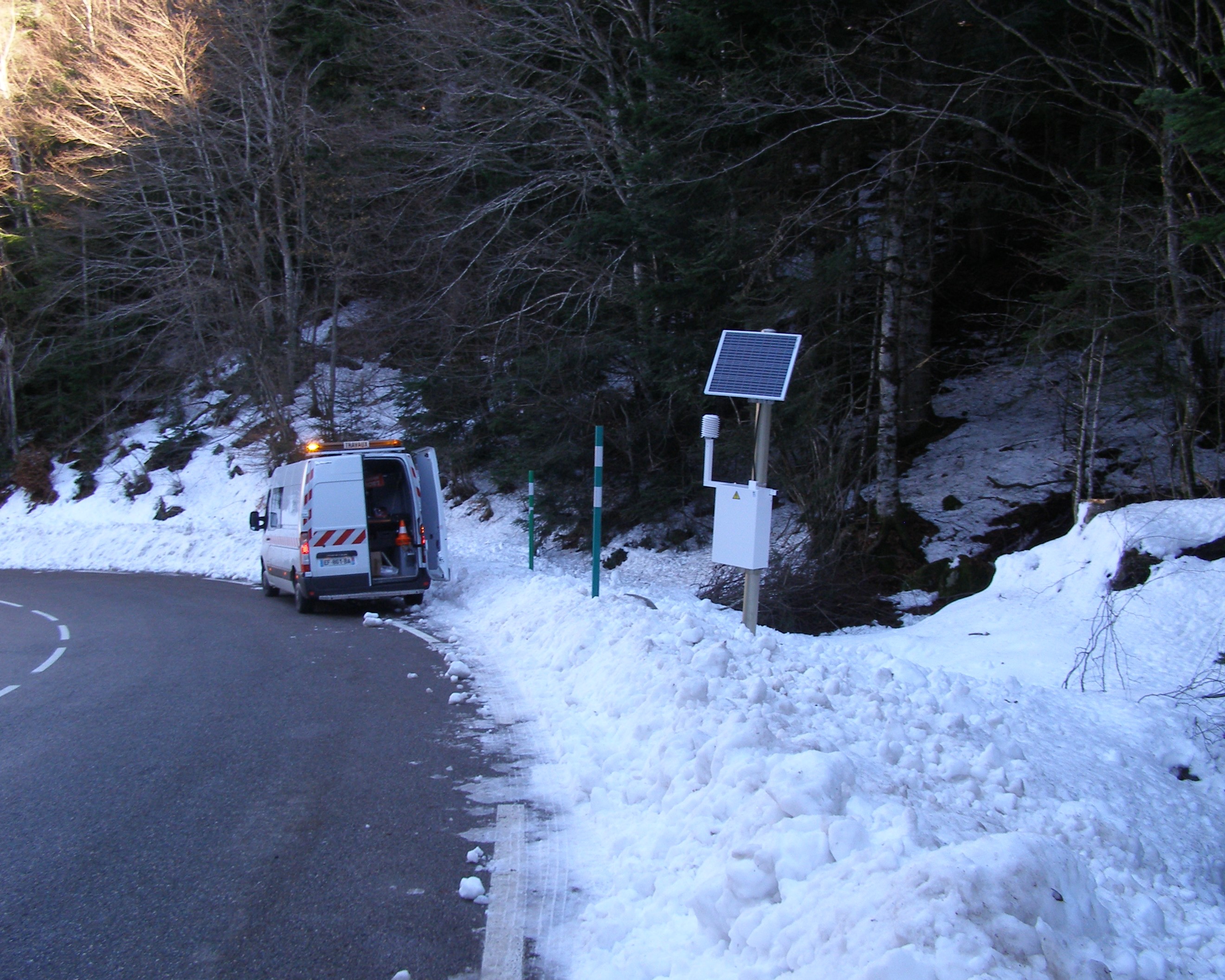 Station météorologique viabilité hivernale bord de route chaussée