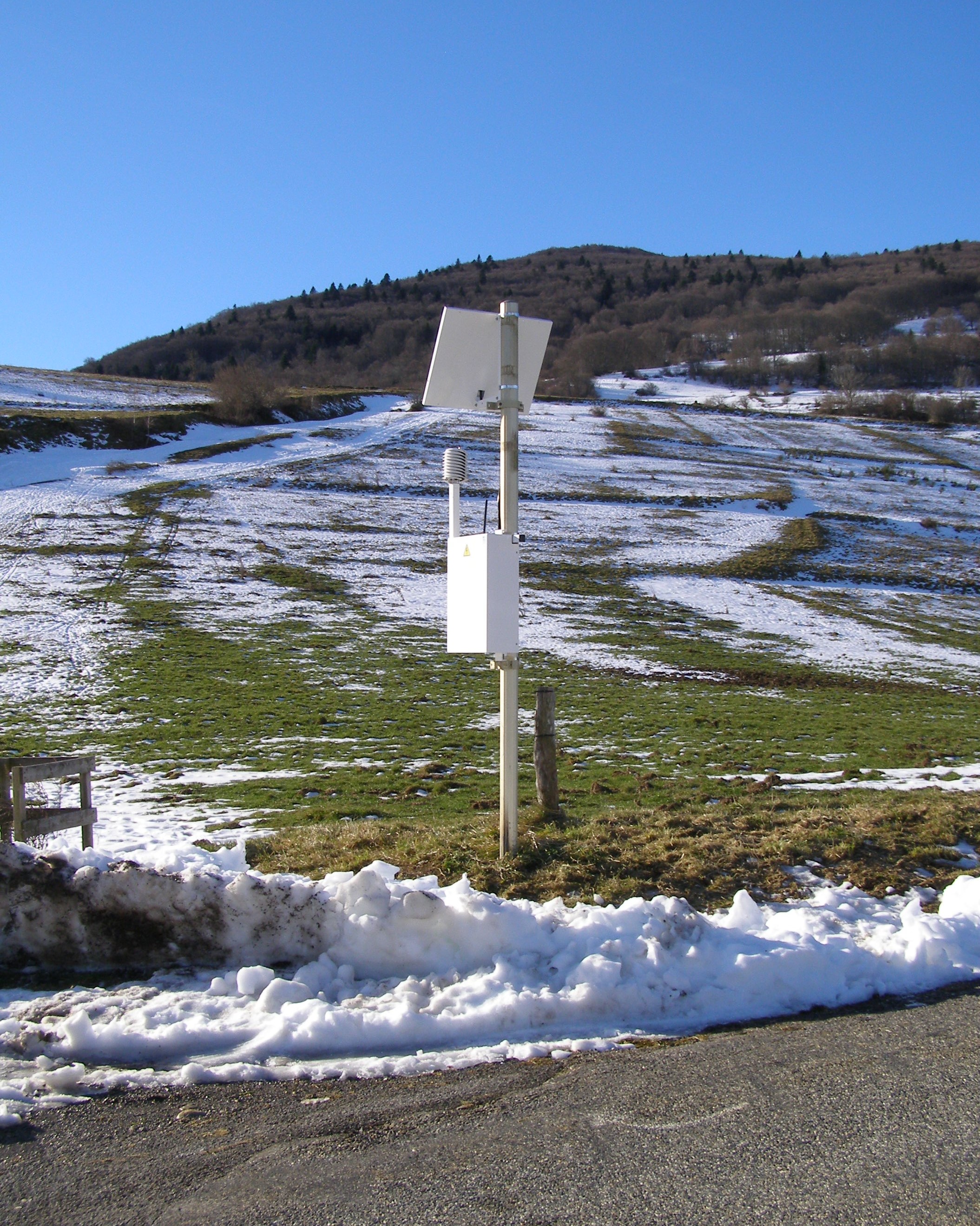 Station météorologique viabilité hivernale bord de route chaussée