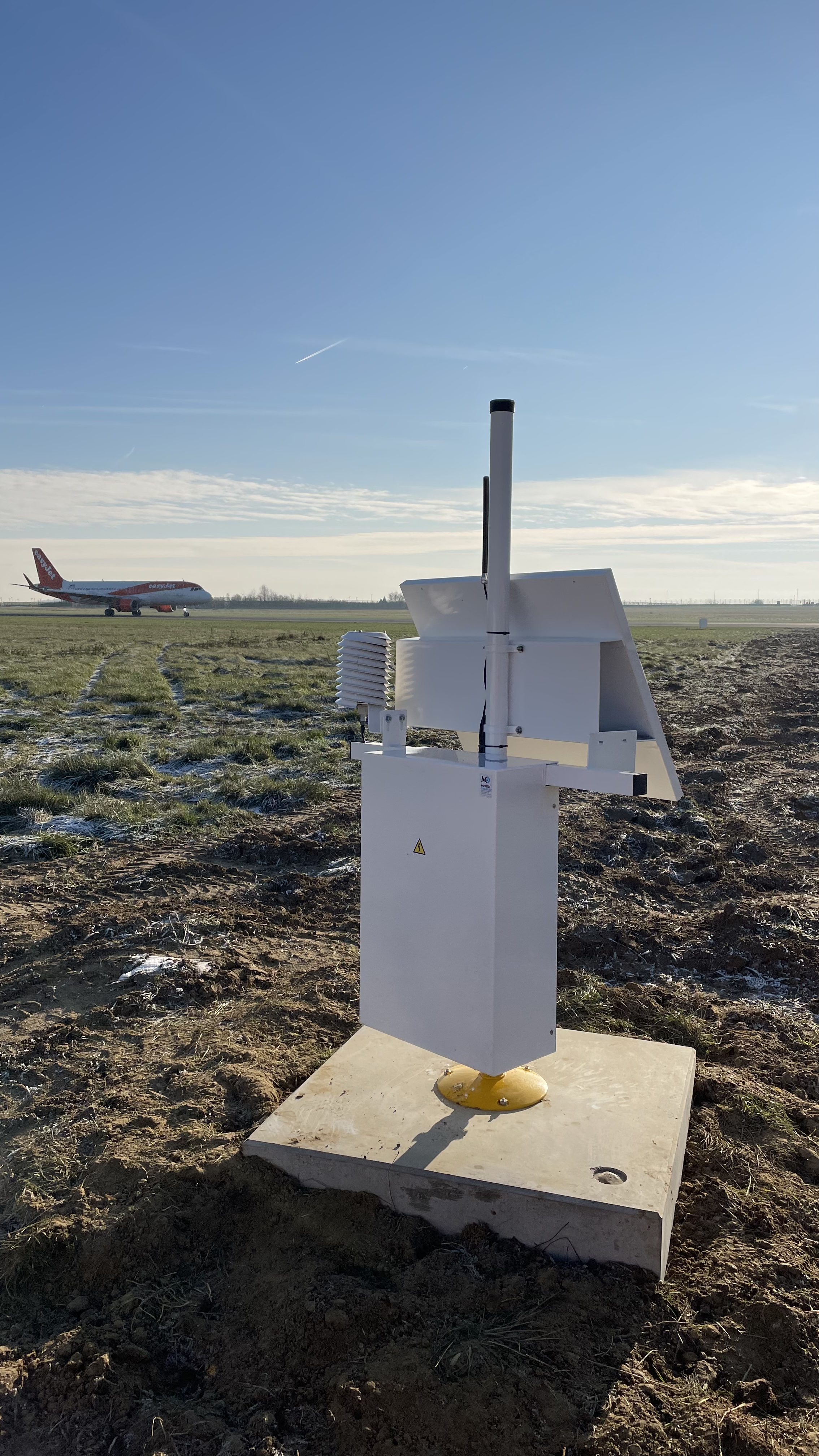 airport weather runway ice aero track sensor DRS511 IRS31 lufft boschung Vaisala groundcast