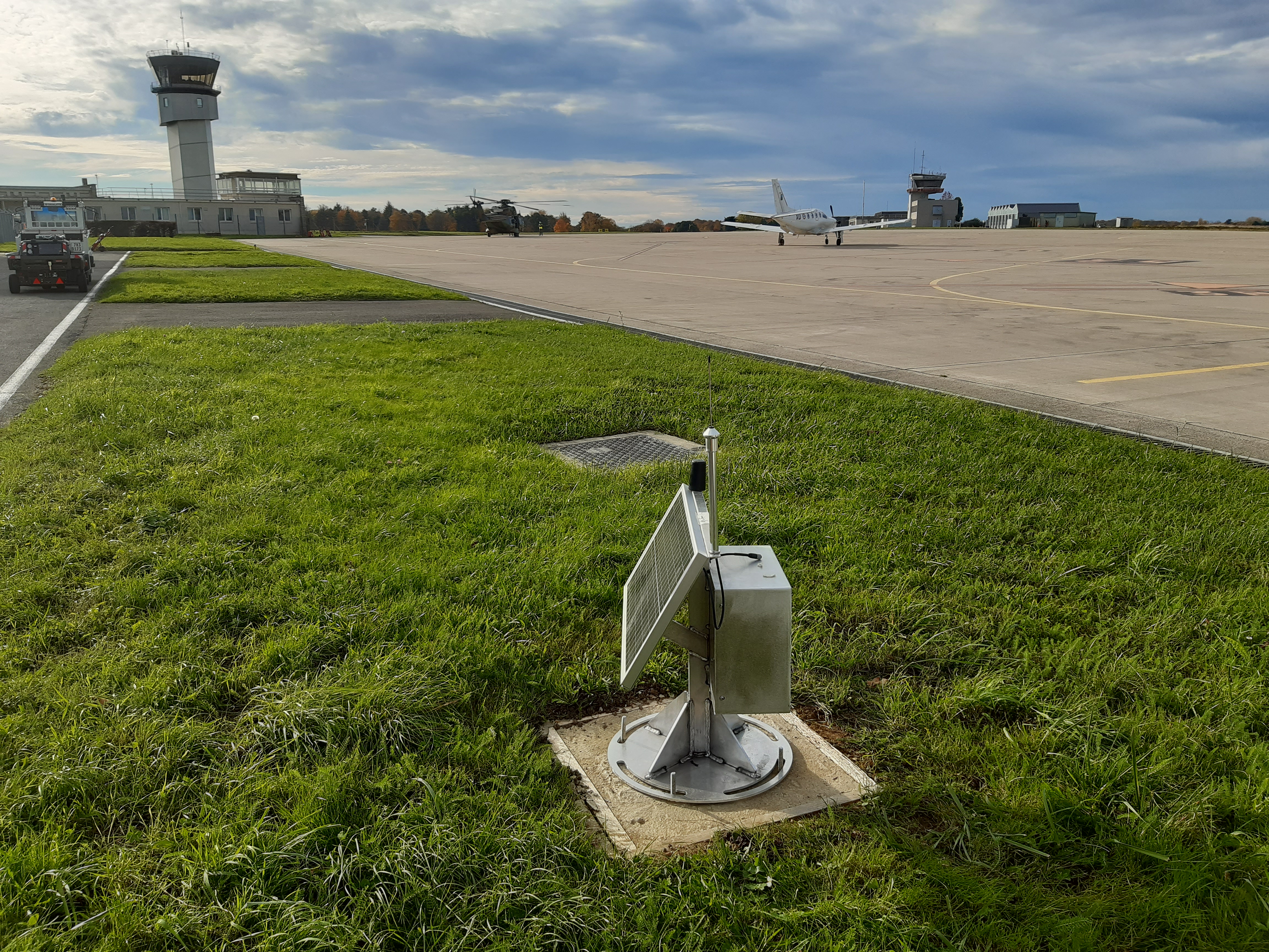 Airport aircraft ice detection sensor