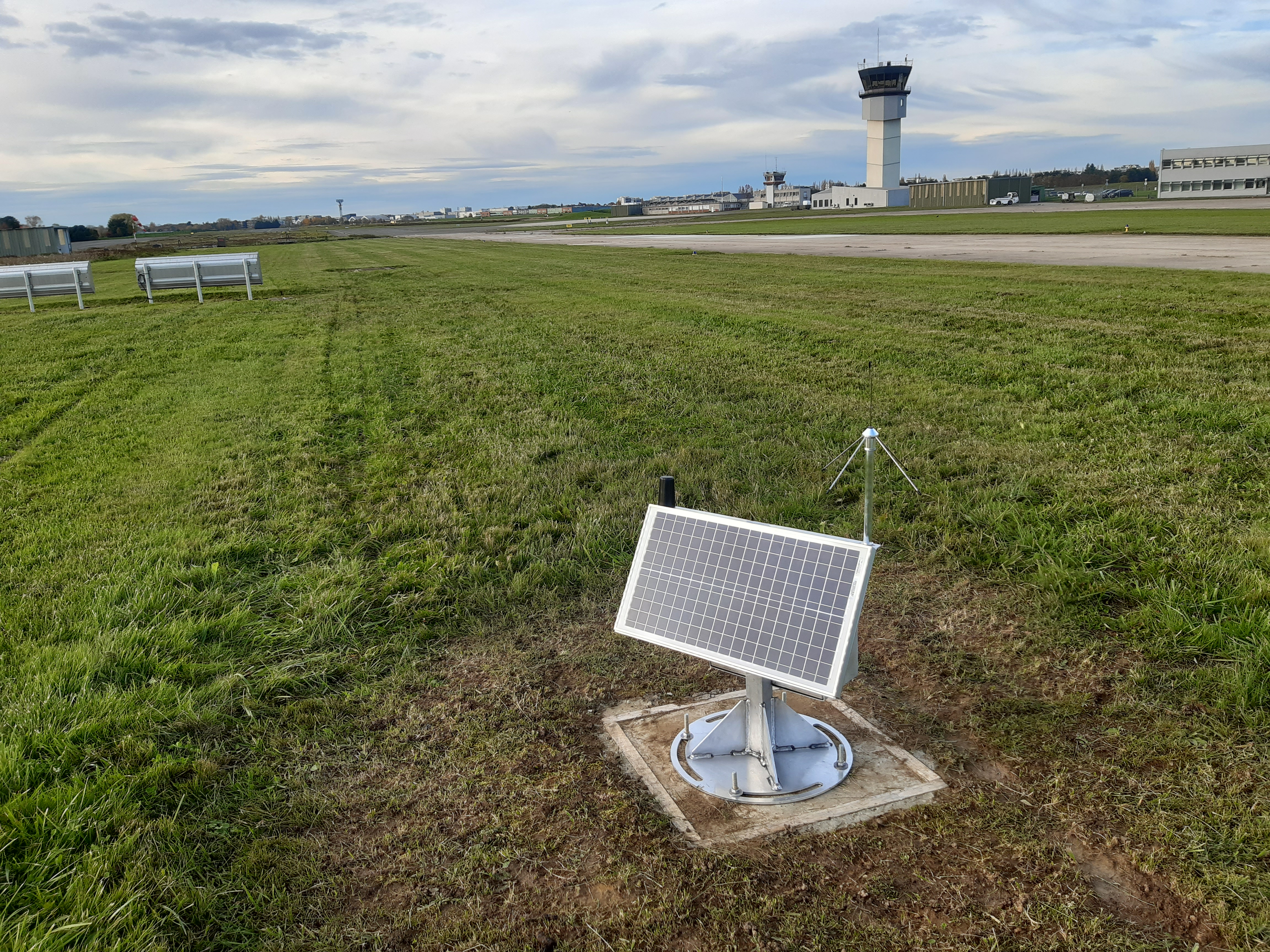 Airport aircraft ice detection sensor