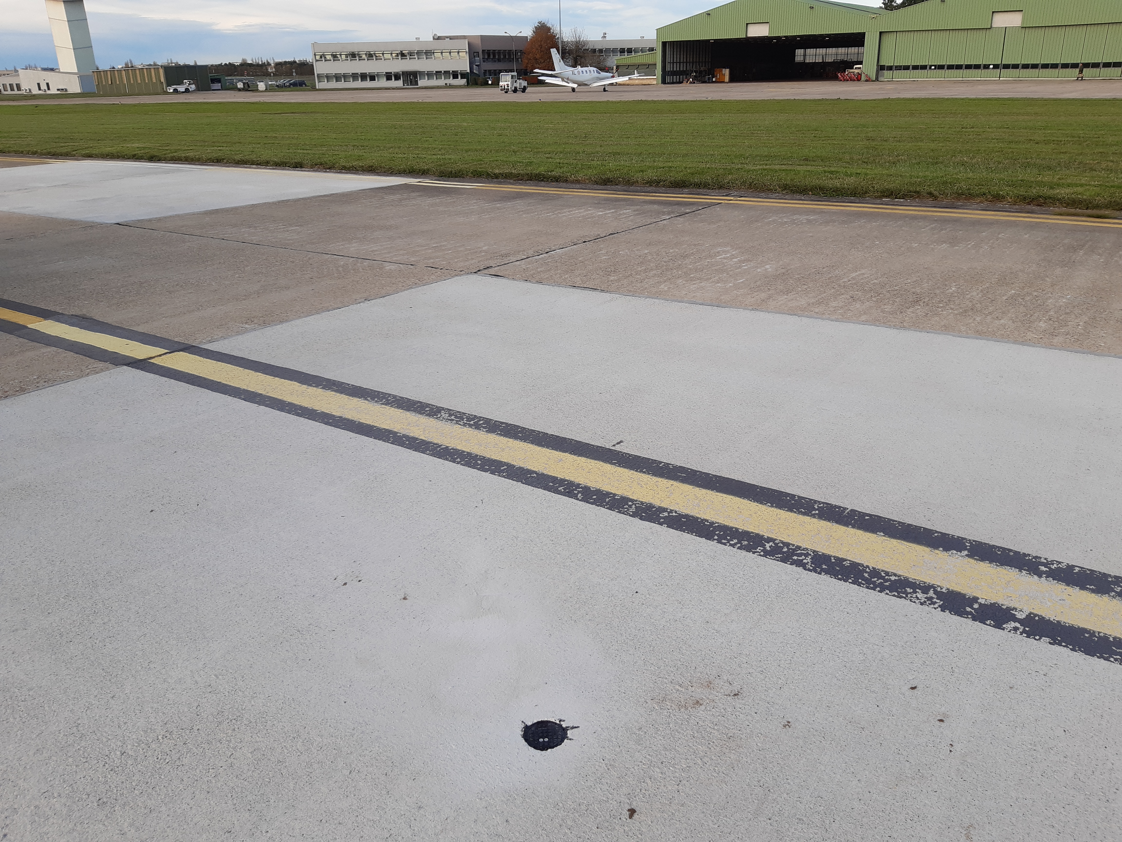 Airport aircraft ice detection sensor